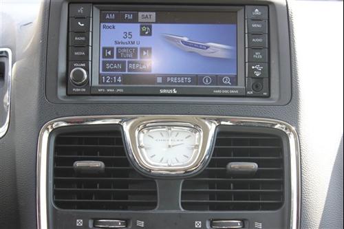 Chrysler Town and Country 2011 photo 3