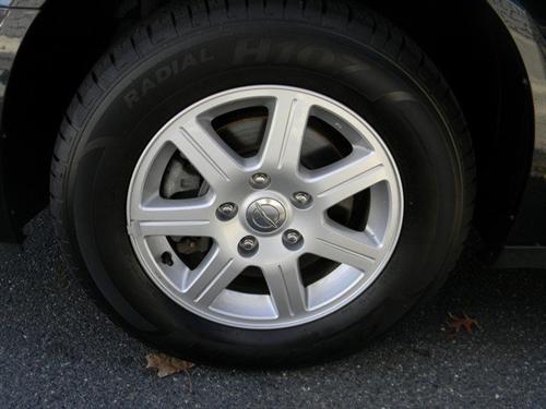 Chrysler Town and Country 2011 photo 2