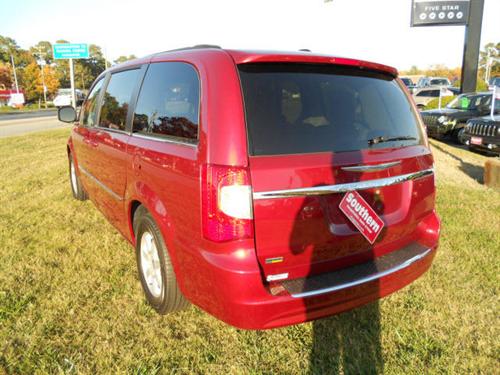 Chrysler Town and Country 2011 photo 2