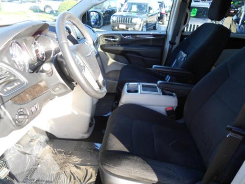 Chrysler Town and Country 2011 photo 3