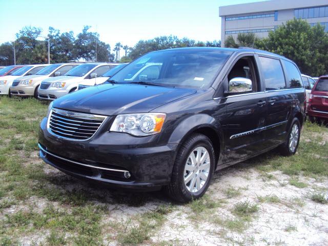 Chrysler Town and Country 2011 photo 1