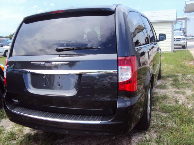 Chrysler Town and Country 2011 photo 2