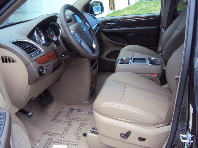 Chrysler Town and Country 2011 photo 3