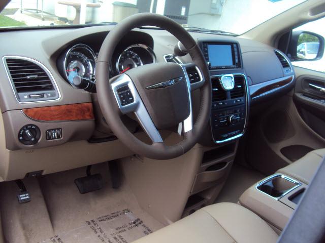 Chrysler Town and Country 2011 photo 4