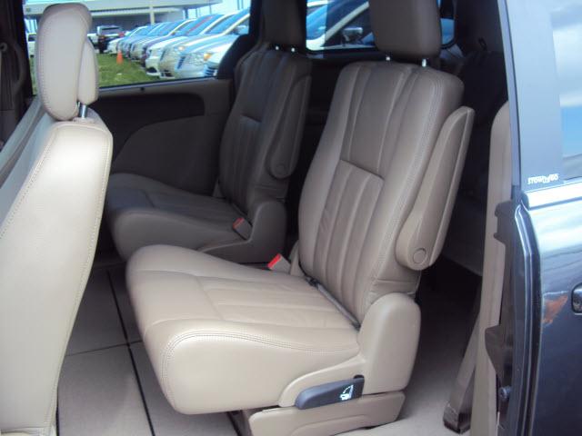 Chrysler Town and Country 2011 photo 5