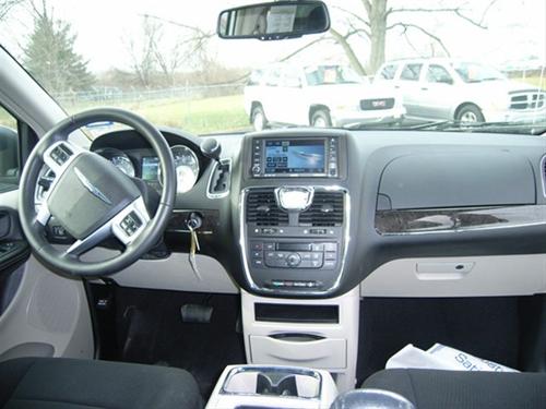 Chrysler Town and Country 2011 photo 1