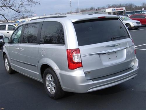 Chrysler Town and Country 2011 photo 2