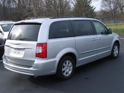 Chrysler Town and Country 2011 photo 3