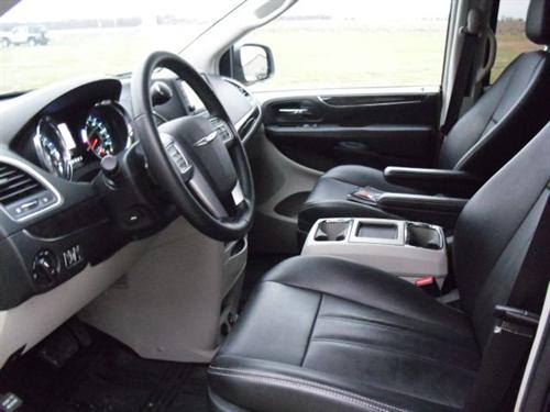 Chrysler Town and Country 2011 photo 2