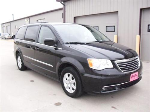 Chrysler Town and Country 2011 photo 3