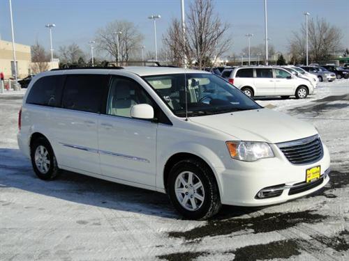 Chrysler Town and Country 2011 photo 2