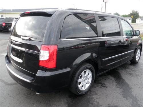 Chrysler Town and Country 2011 photo 1