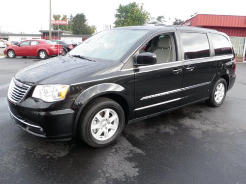 Chrysler Town and Country 2011 photo 2
