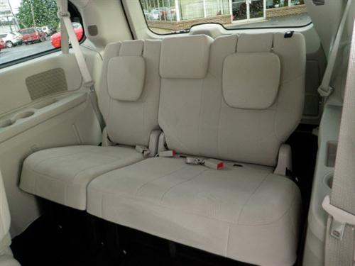 Chrysler Town and Country 2011 photo 3