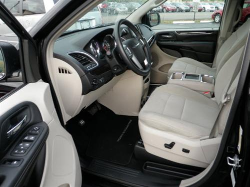 Chrysler Town and Country 2011 photo 5