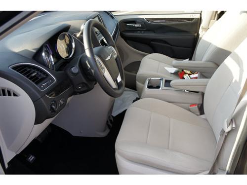 Chrysler Town and Country 2011 photo 1