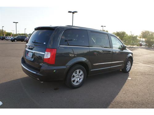 Chrysler Town and Country 2011 photo 3