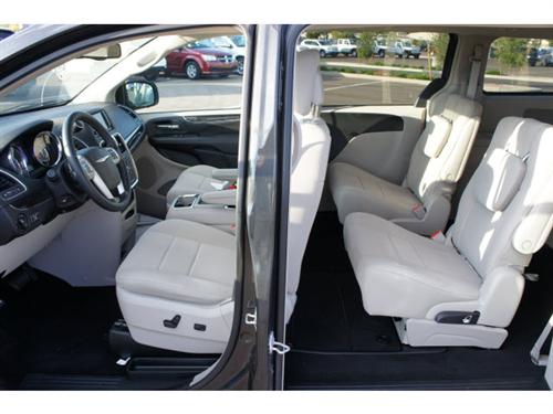 Chrysler Town and Country 2011 photo 5