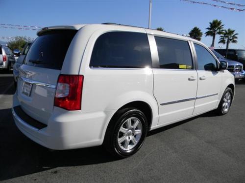 Chrysler Town and Country 2011 photo 1
