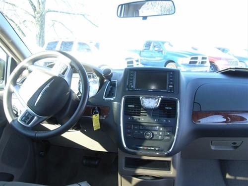 Chrysler Town and Country 2011 photo 4