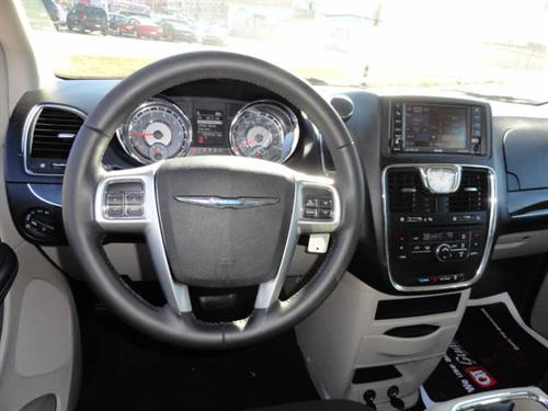 Chrysler Town and Country 2011 photo 1