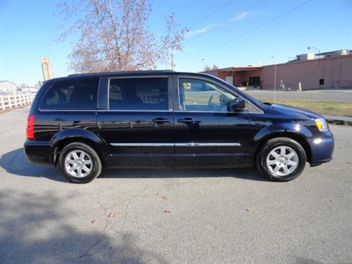 Chrysler Town and Country 2011 photo 2