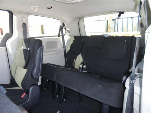 Chrysler Town and Country 2011 photo 3