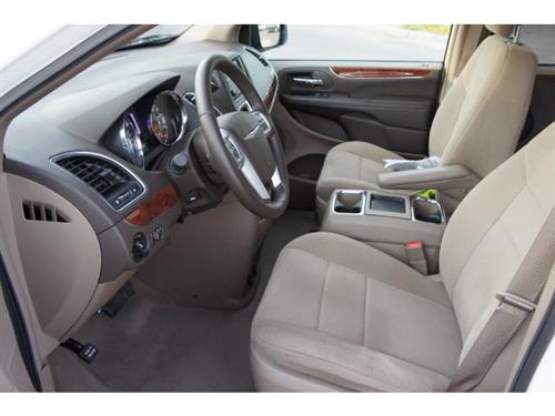 Chrysler Town and Country 2011 photo 2