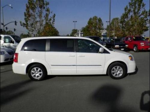 Chrysler Town and Country 2011 photo 1