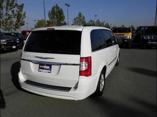 Chrysler Town and Country 2011 photo 2