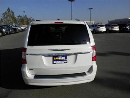 Chrysler Town and Country 2011 photo 3