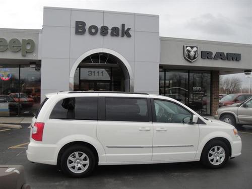 Chrysler Town and Country 2011 photo 2