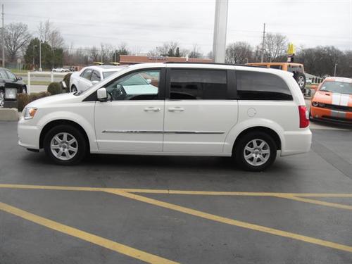 Chrysler Town and Country 2011 photo 3