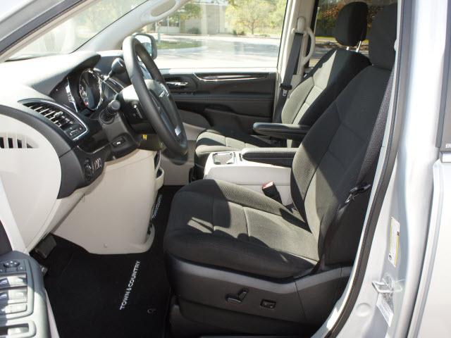 Chrysler Town and Country 2011 photo 1
