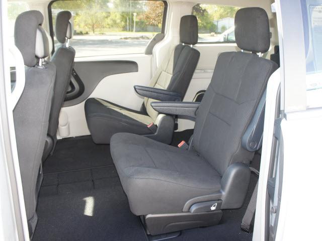 Chrysler Town and Country 2011 photo 2