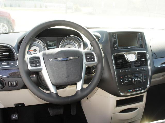 Chrysler Town and Country 2011 photo 3