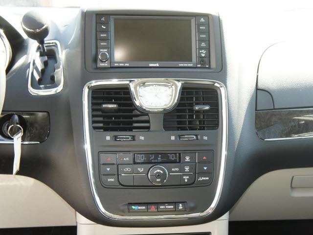 Chrysler Town and Country 2011 photo 4