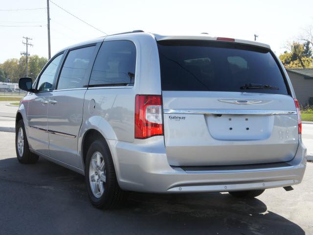 Chrysler Town and Country 2011 photo 5