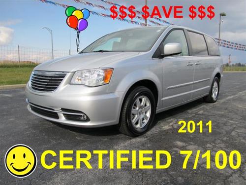 Chrysler Town and Country 2011 photo 2