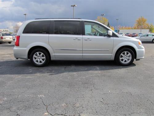 Chrysler Town and Country 2011 photo 3