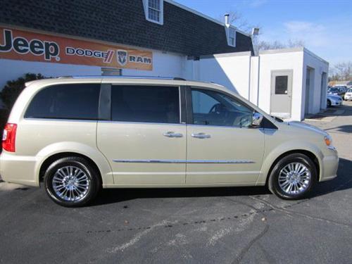 Chrysler Town and Country 2011 photo 1