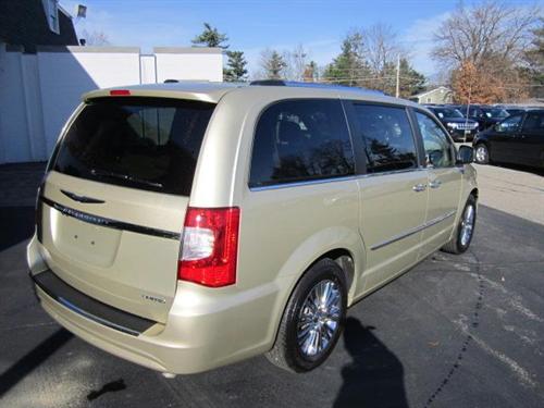 Chrysler Town and Country 2011 photo 2