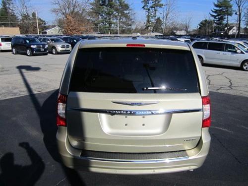Chrysler Town and Country 2011 photo 3