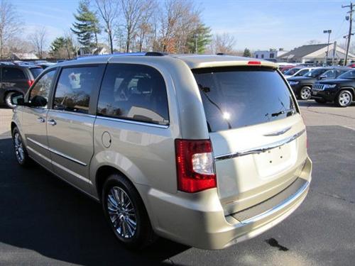 Chrysler Town and Country 2011 photo 4