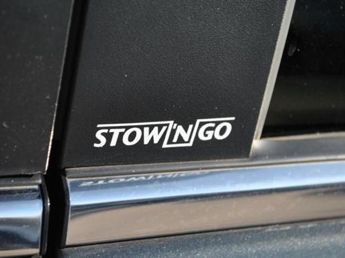 Chrysler Town and Country 2011 photo 2