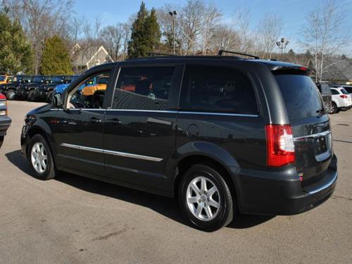 Chrysler Town and Country 2011 photo 3