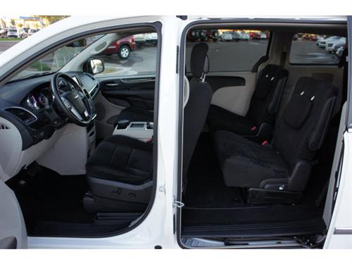 Chrysler Town and Country 2011 photo 2