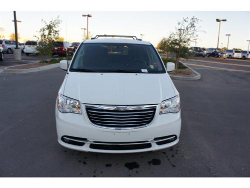 Chrysler Town and Country 2011 photo 3
