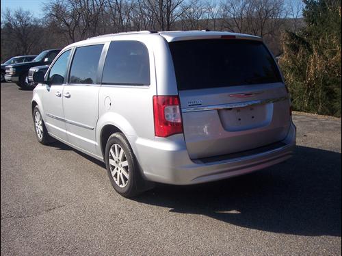 Chrysler Town and Country 2011 photo 1