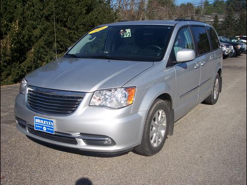 Chrysler Town and Country 2011 photo 3